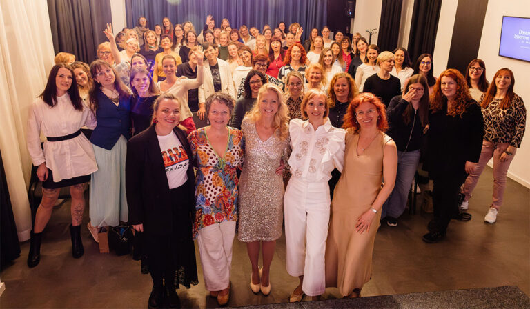 smeh-zlata-obleka-radost